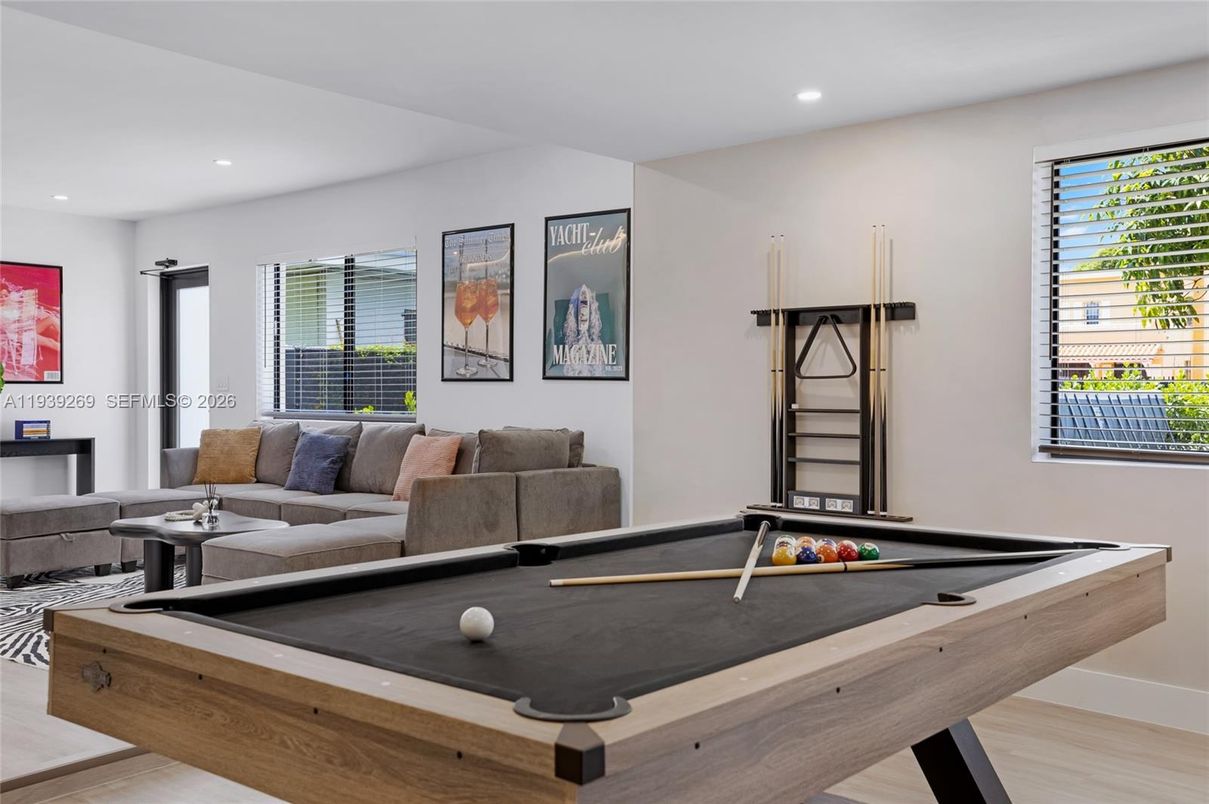 Billiard Table, Game Room, Interior, Living room, Recessed Lighting