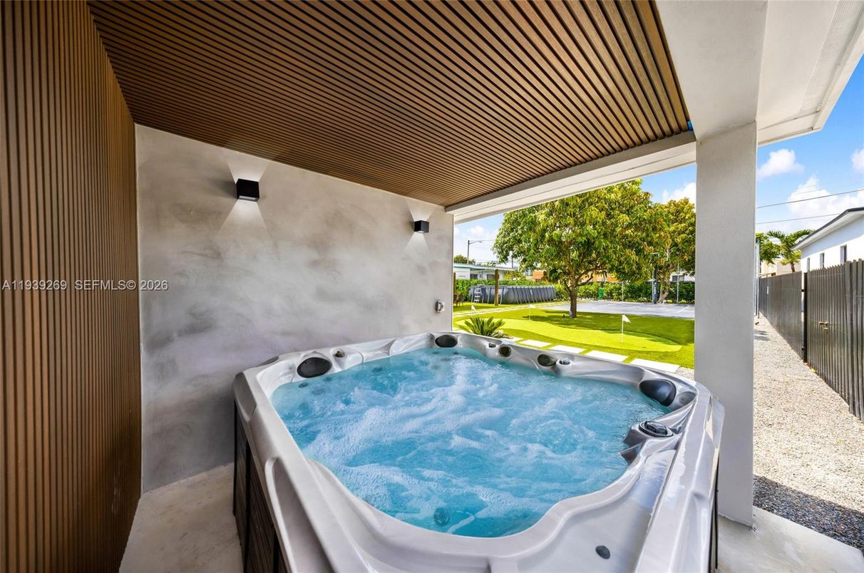 Exterior, Hot Tub
