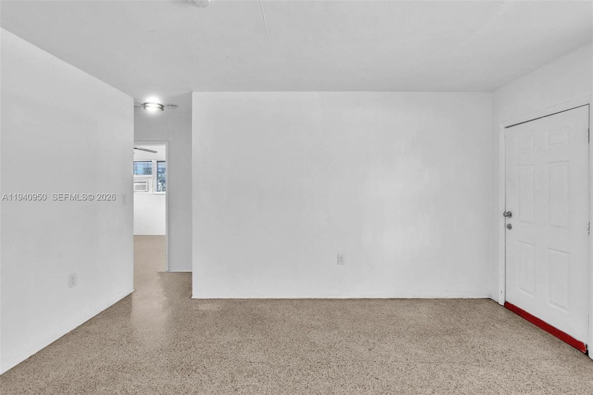 Empty room, Interior