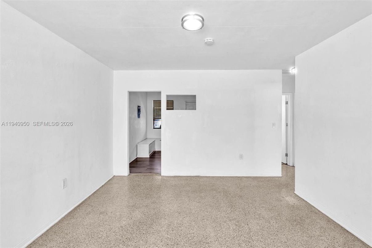 Empty room, Interior