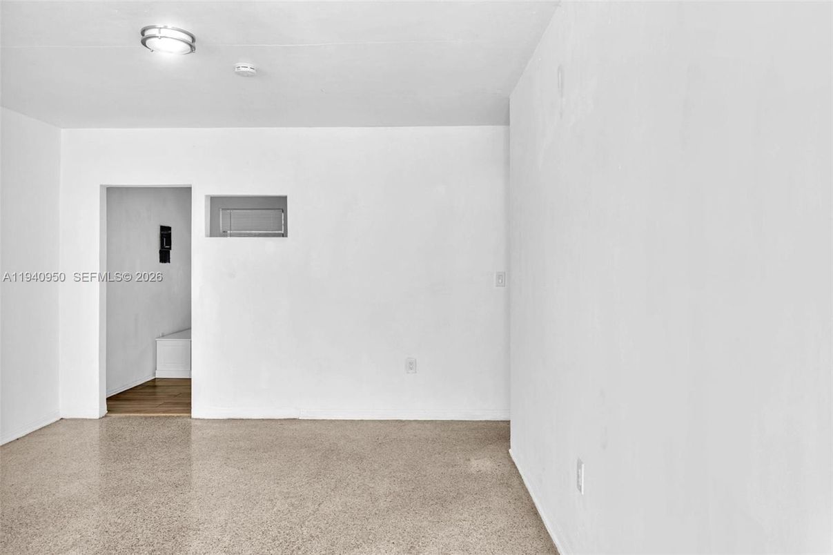 Empty room, Interior