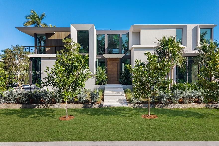 Exterior, Facade, Modern