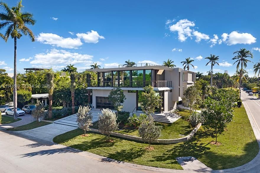 Backyard, Exterior, Facade, Modern