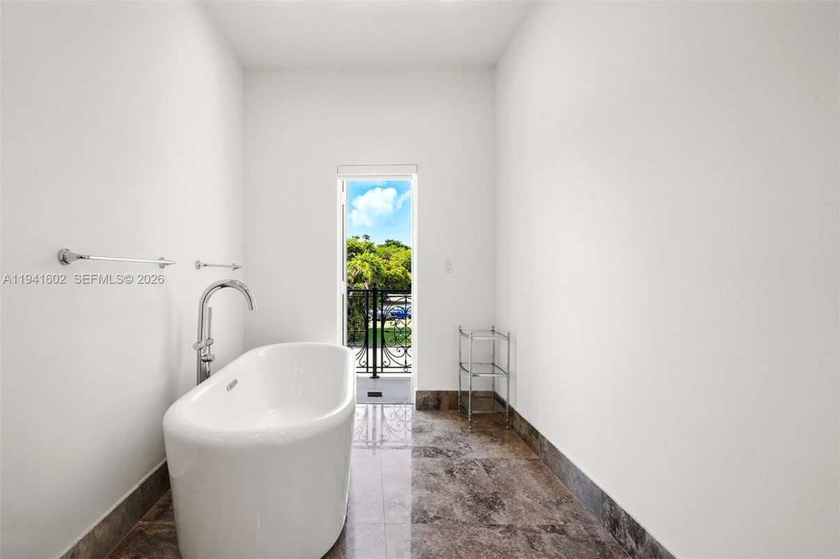 Bathroom, Free Standing Baths, Interior