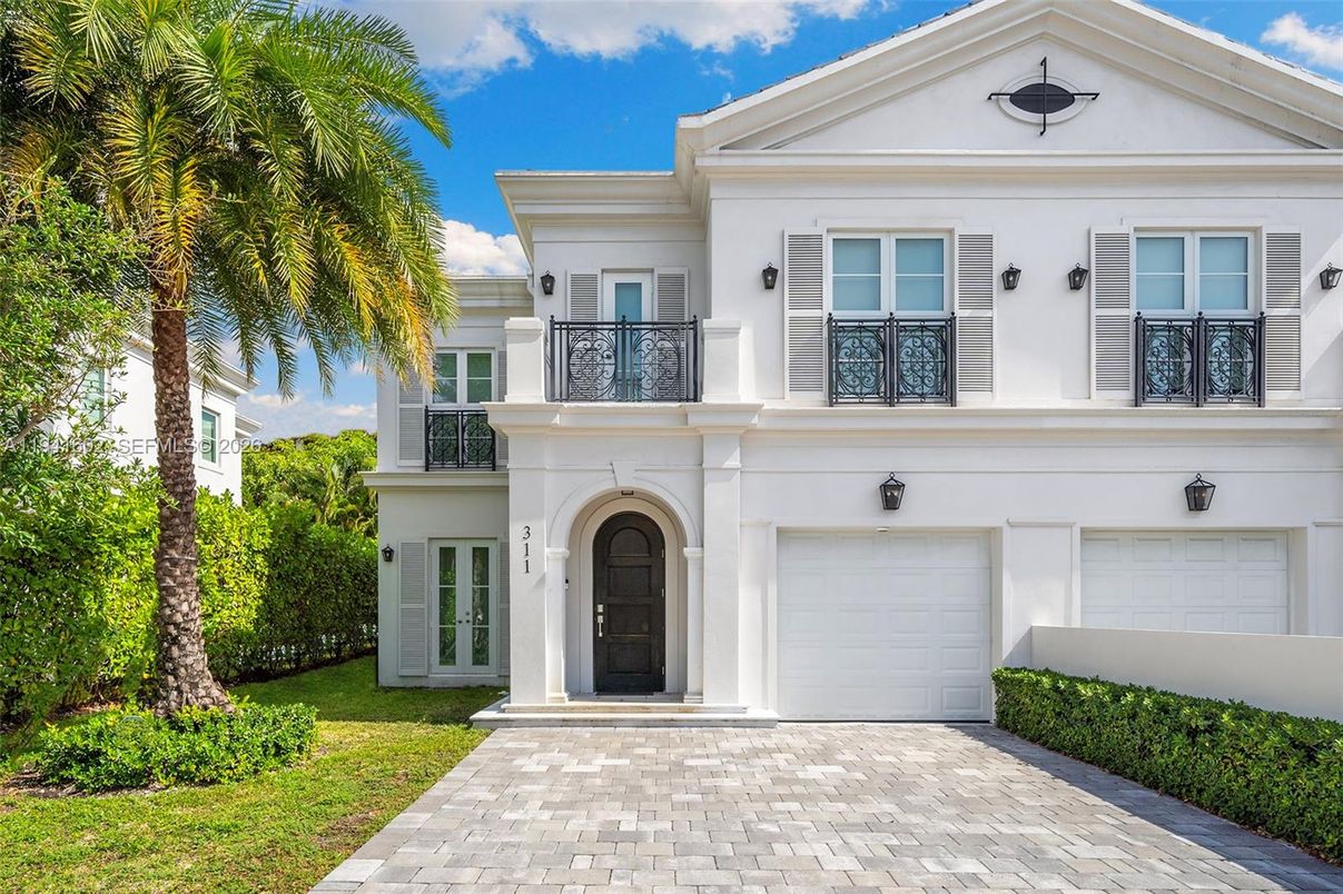 Attached, Exterior, Facade, Farmhouse