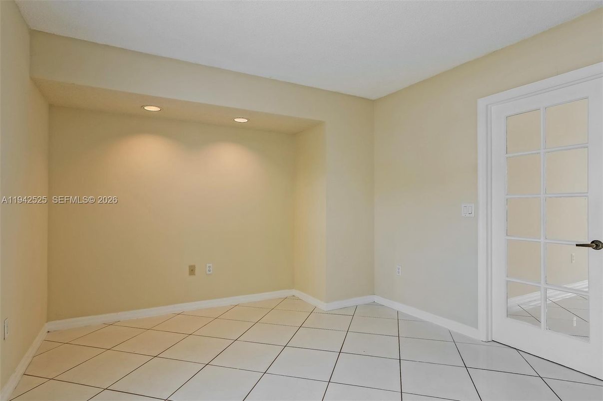 Empty room, Interior, Recessed Lighting
