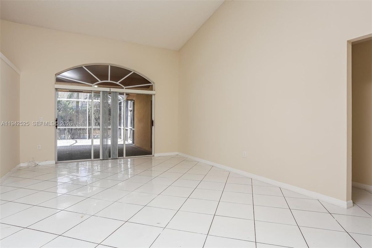 Empty room, Interior