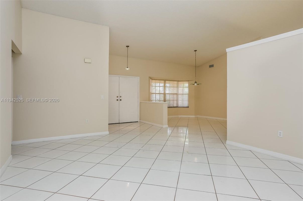 Empty room, Interior, Pendant Lights