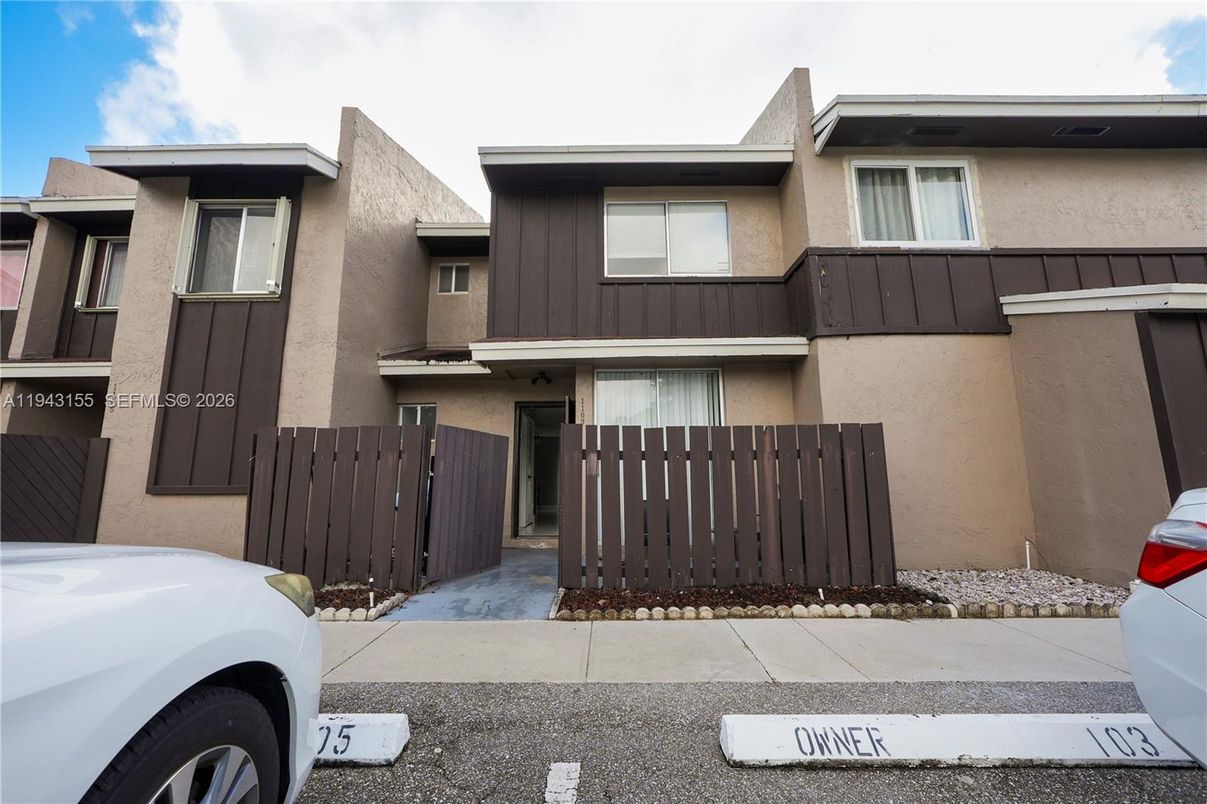 Exterior, Facade, Rowhouse