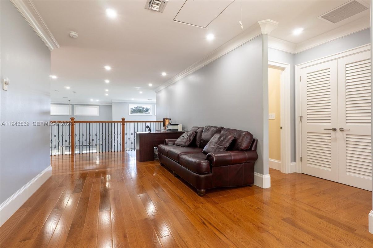 Interior, Recessed Lighting, Wood Texture Flooring