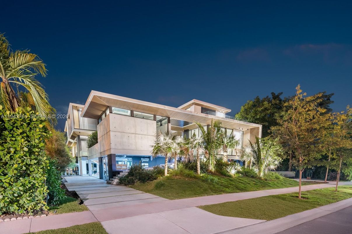 Backyard, Exterior, Facade, Modern