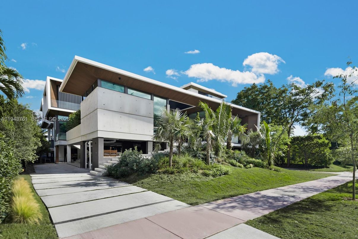 Exterior, Facade, Modern