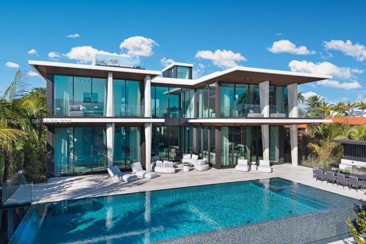 Exterior, Facade, Pool, Modern