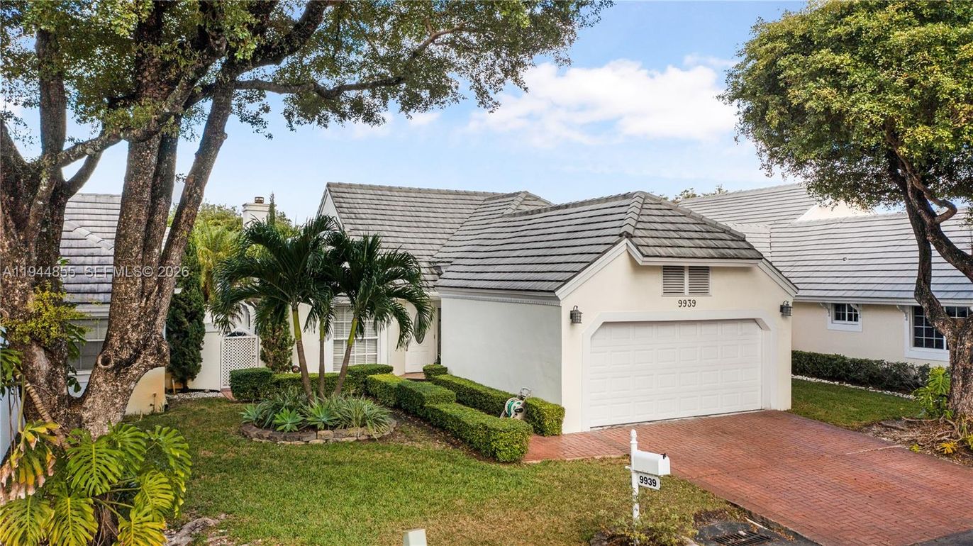 Attached, Exterior, Facade, Mediterranean