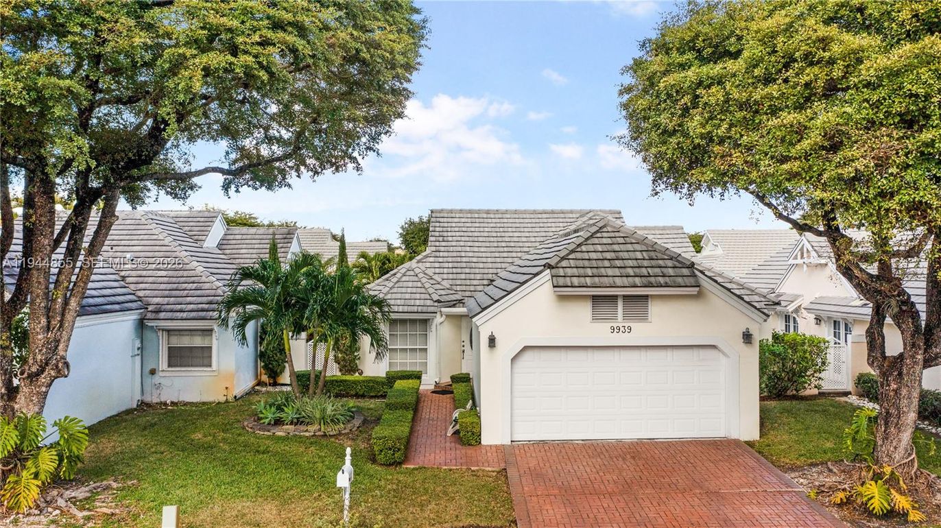 Attached, Exterior, Facade, Mediterranean