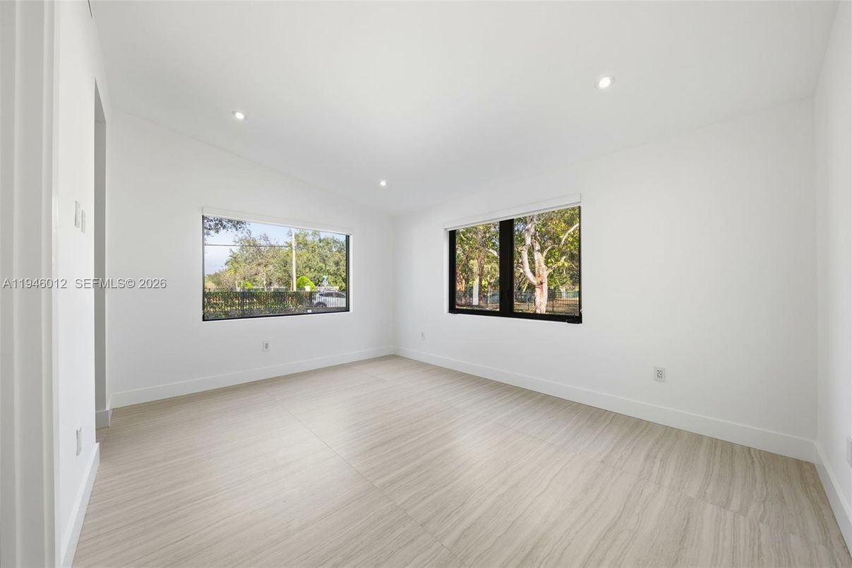 Empty room, Interior, Recessed Lighting