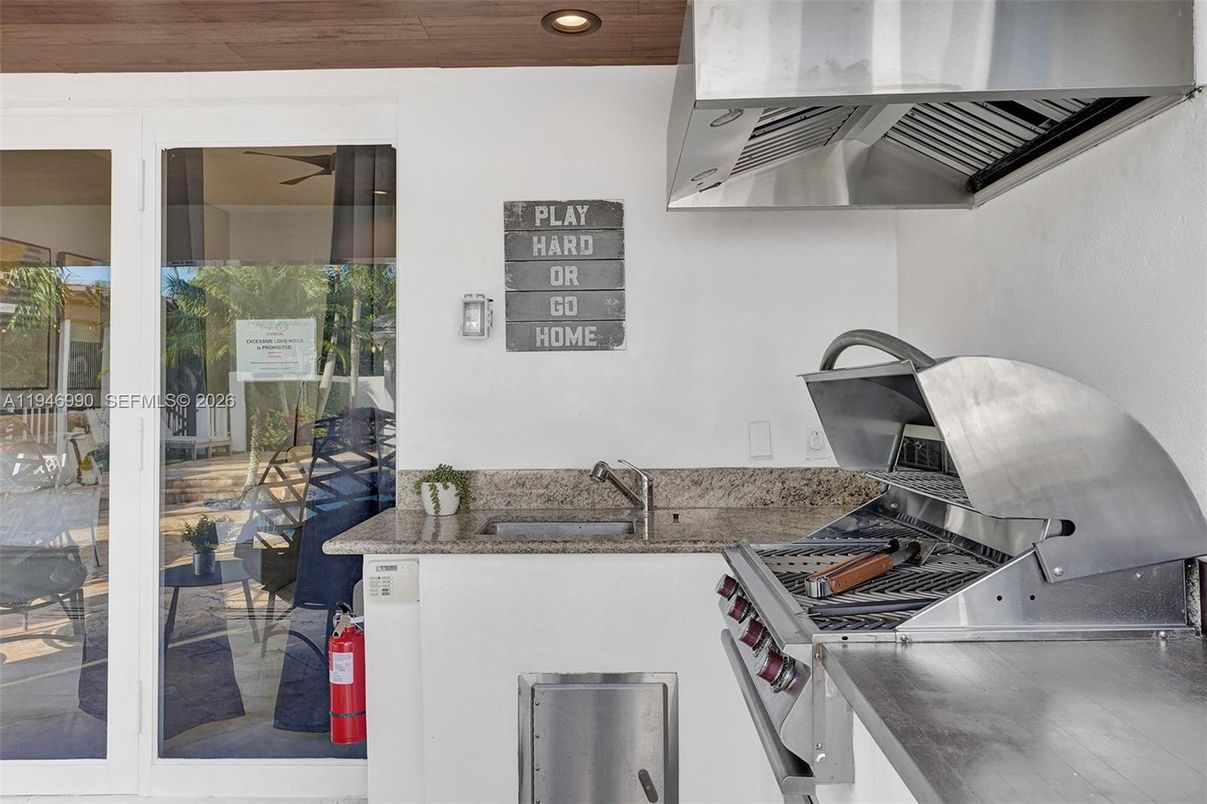 Exterior, Interior, Kitchen, Stainless Steel Appliances