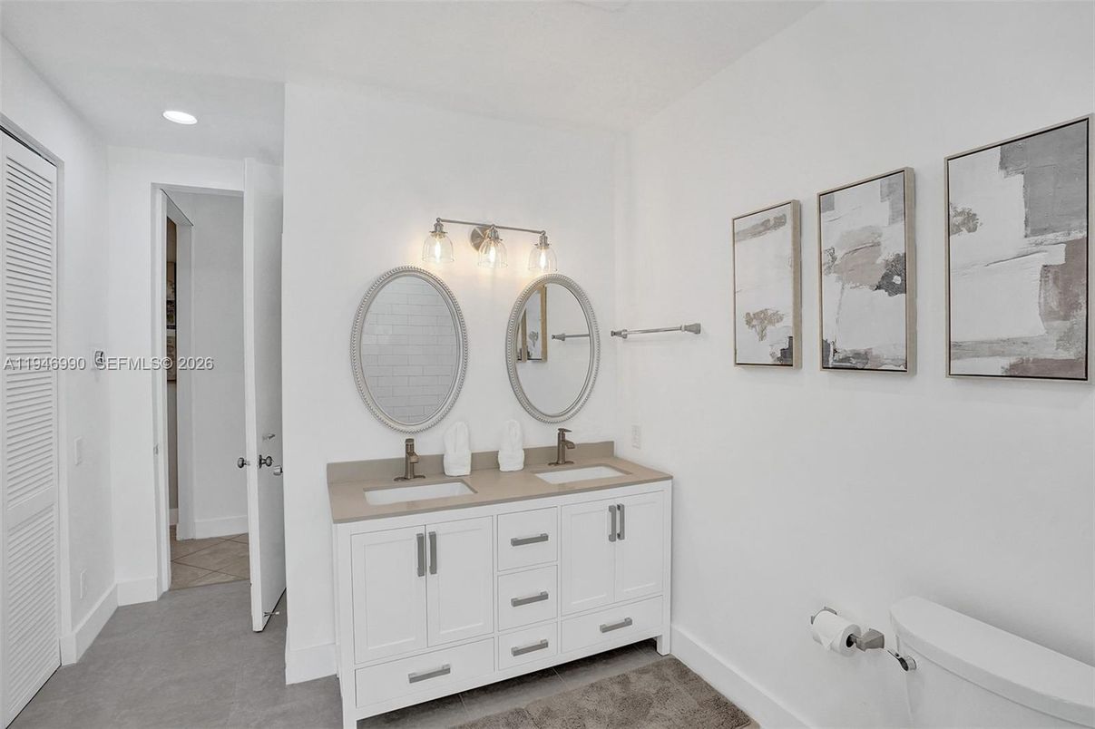 Bathroom, Dual Sink Vanities, Interior, Recessed Lighting