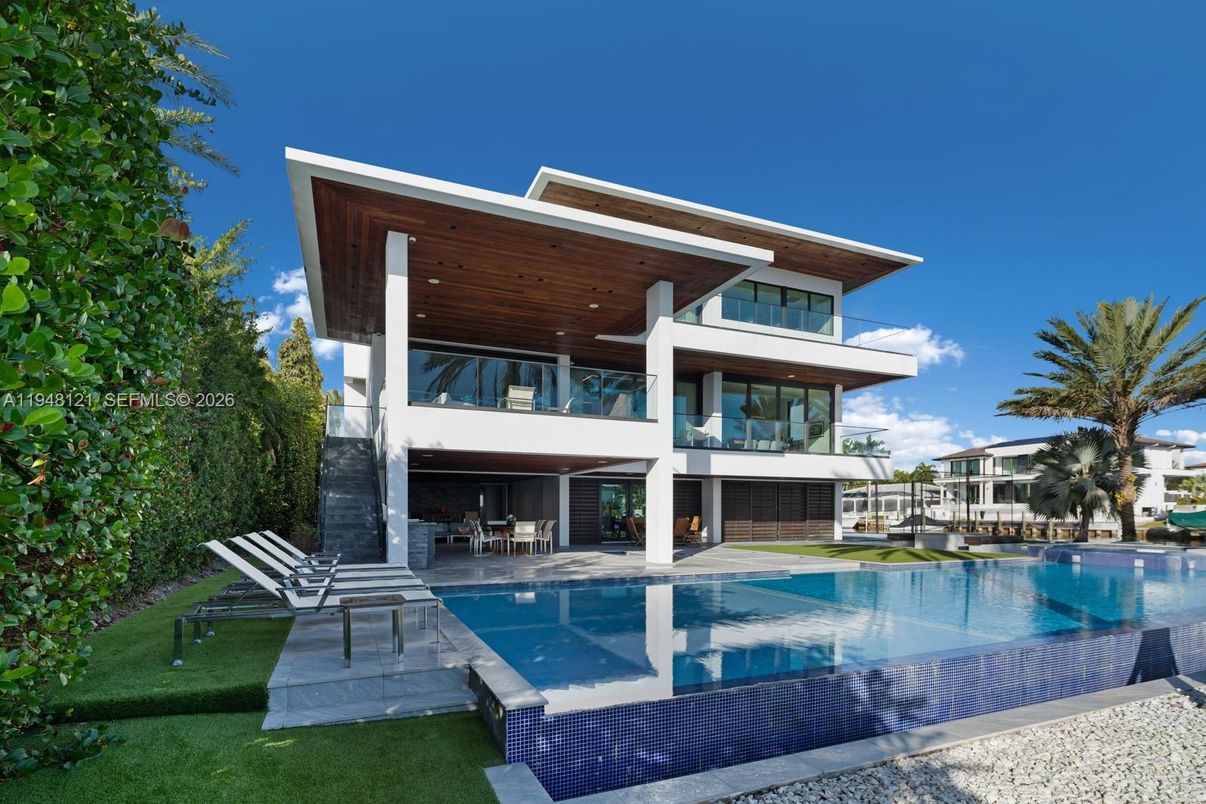 Exterior, Facade, Pool, Modern