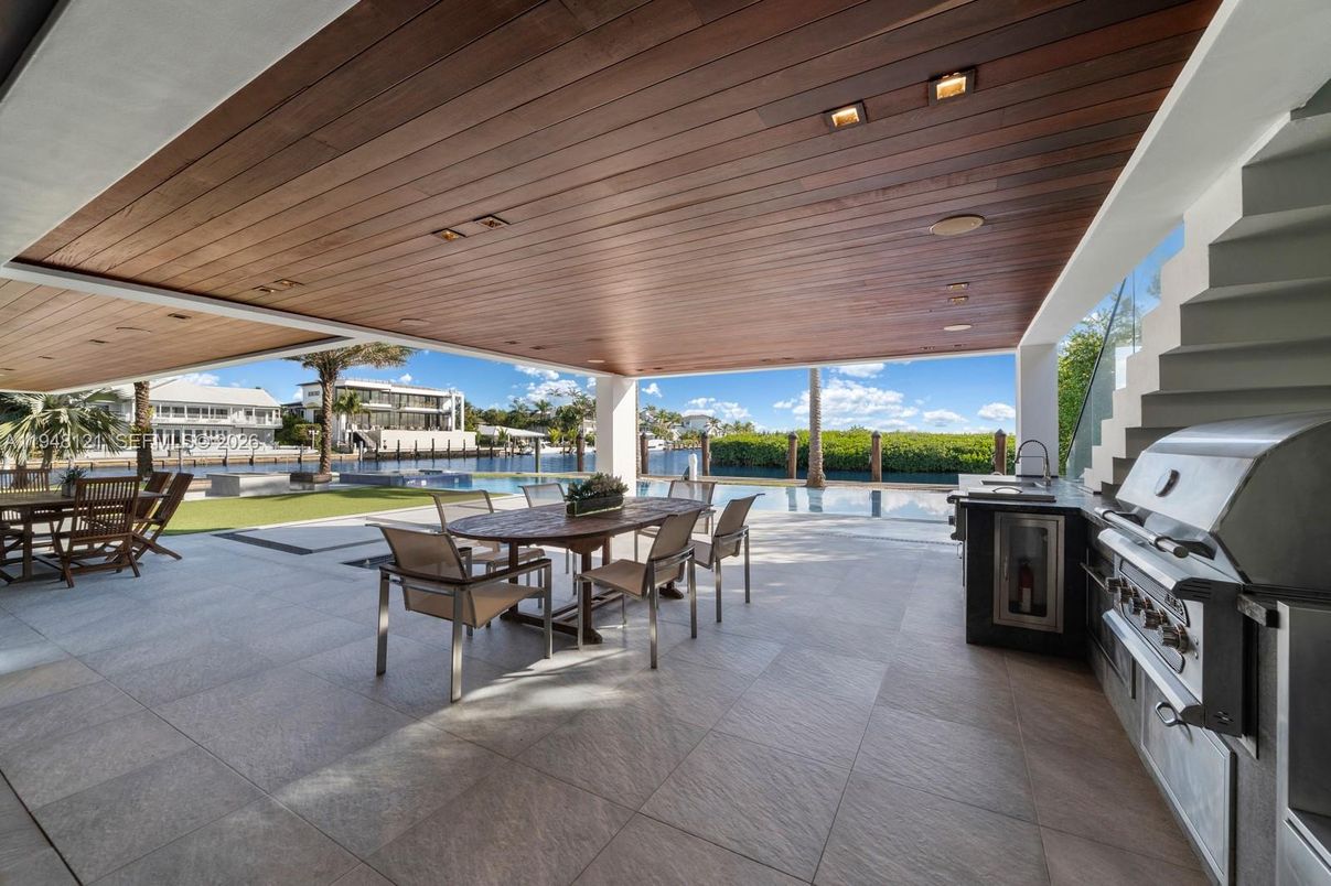 Exterior, Outdoor Kitchen, Water