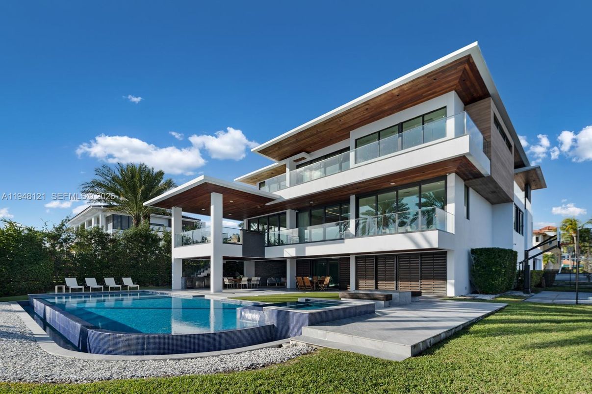 Backyard, Exterior, Facade, Pool, Modern