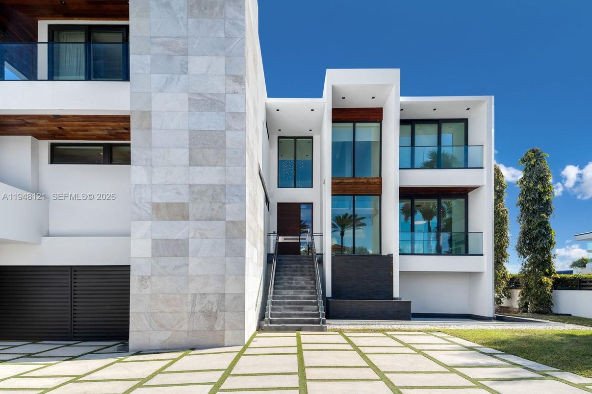 Exterior, Facade, Modern