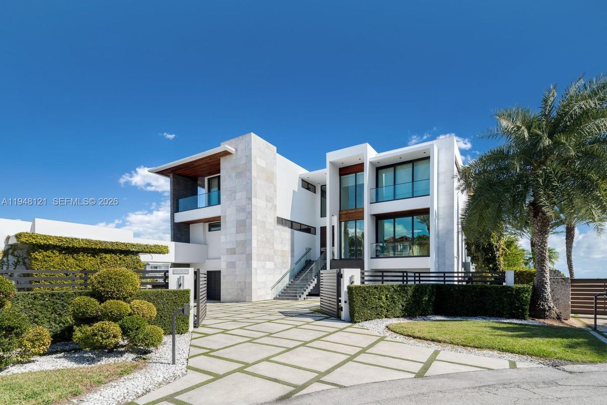 Exterior, Facade, Modern