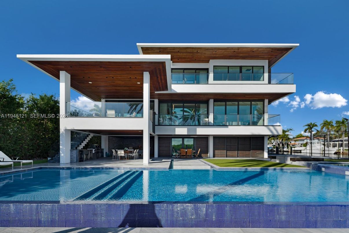 Exterior, Facade, Pool, Modern