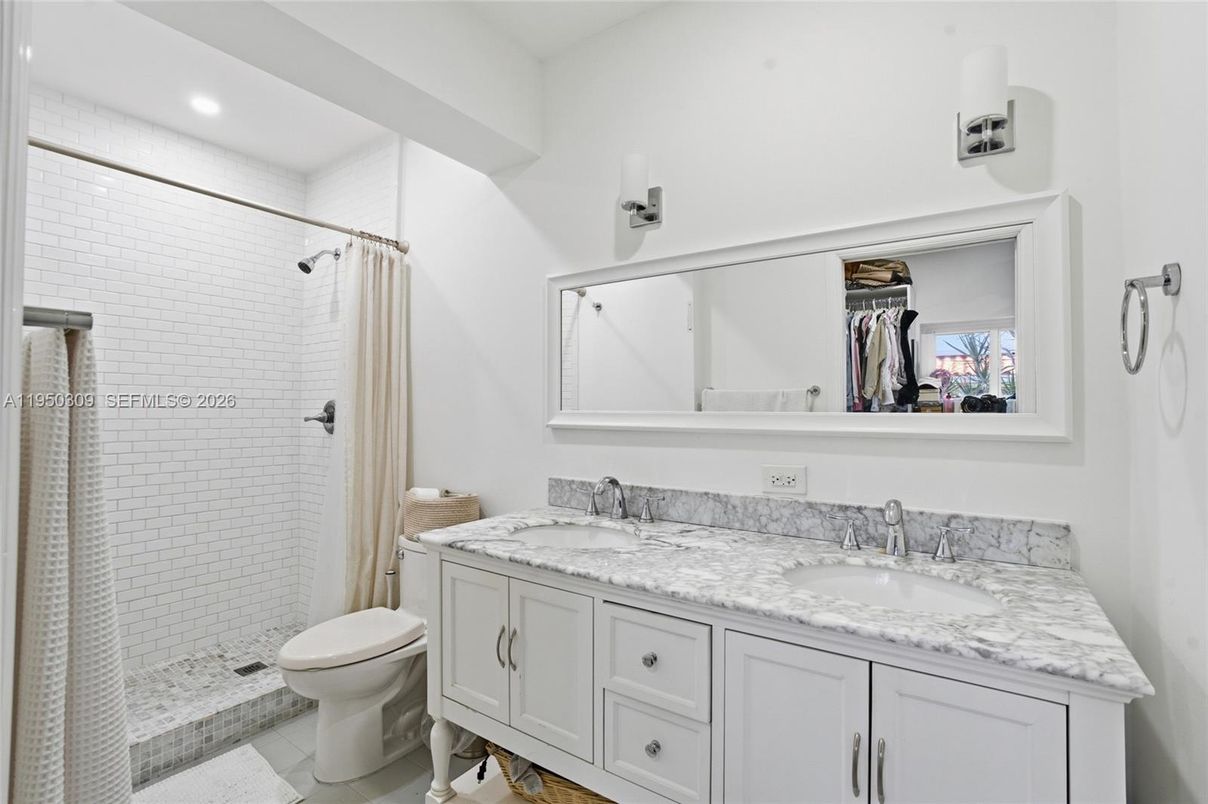 Bathroom, Dual Sink Vanities, Interior, Recessed Lighting