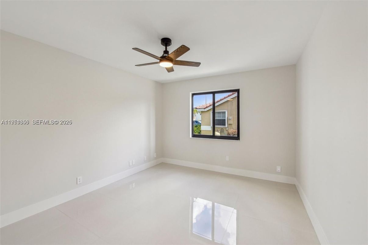 Empty room, Interior