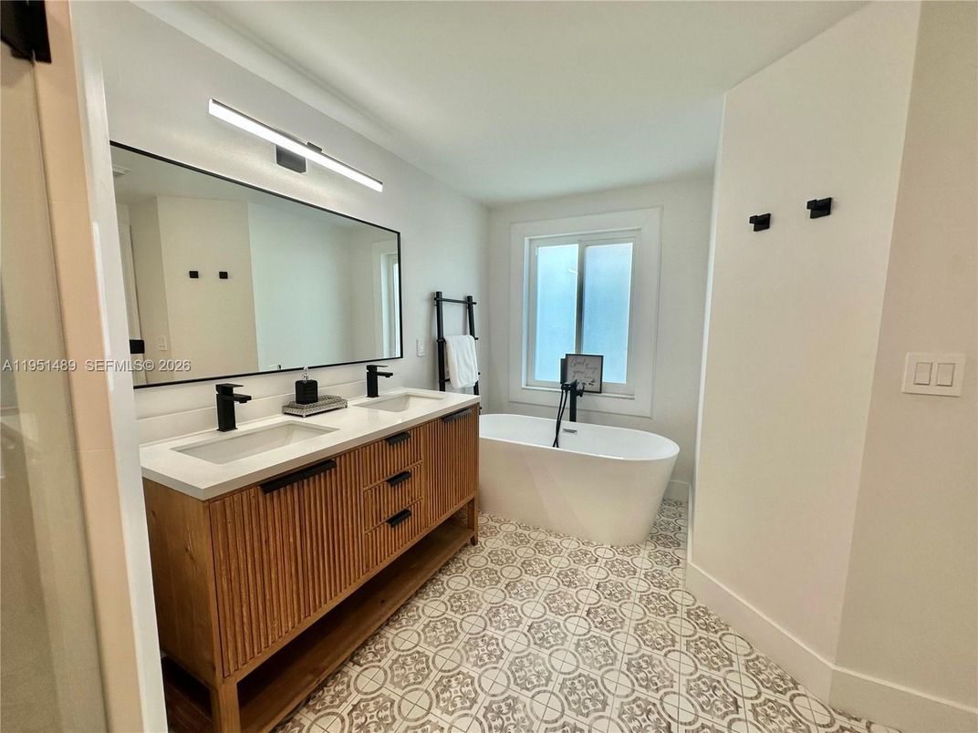 Bathroom, Dual Sink Vanities, Free Standing Baths, Interior