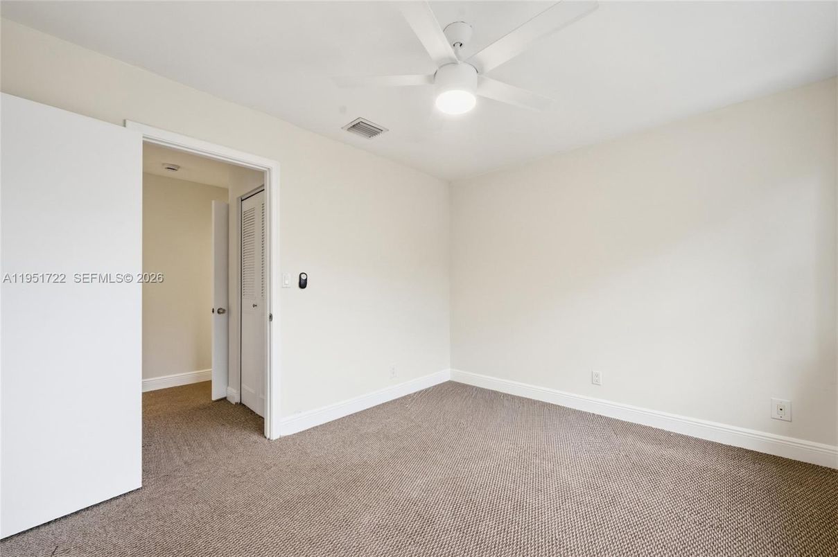 Empty room, Interior