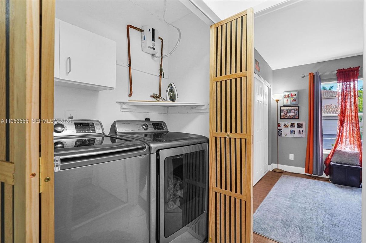 Interior, Washer, Wood Texture Flooring