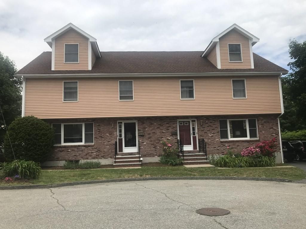 Exterior, Facade, Brick Facade, Split Level