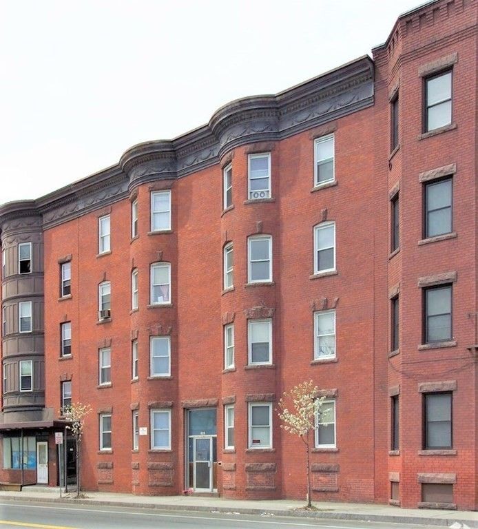 Exterior, Facade, Brick Facade, Rowhouse