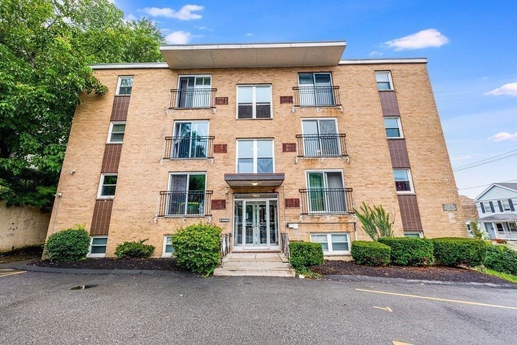 Exterior, Facade, Brick Facade, Rowhouse