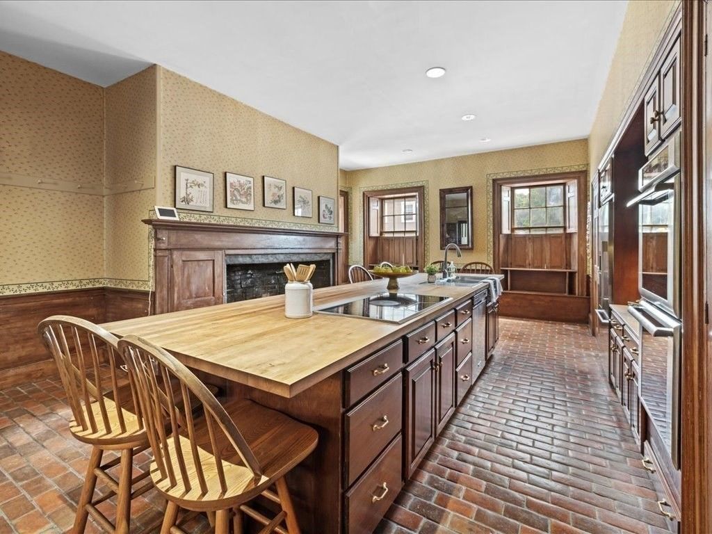 Fireplace, Interior, Kitchen, Recessed Lighting