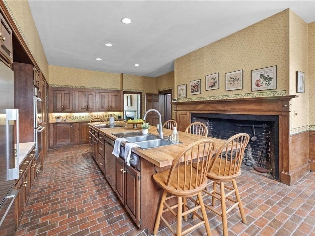 Fireplace, Interior, Kitchen, Recessed Lighting