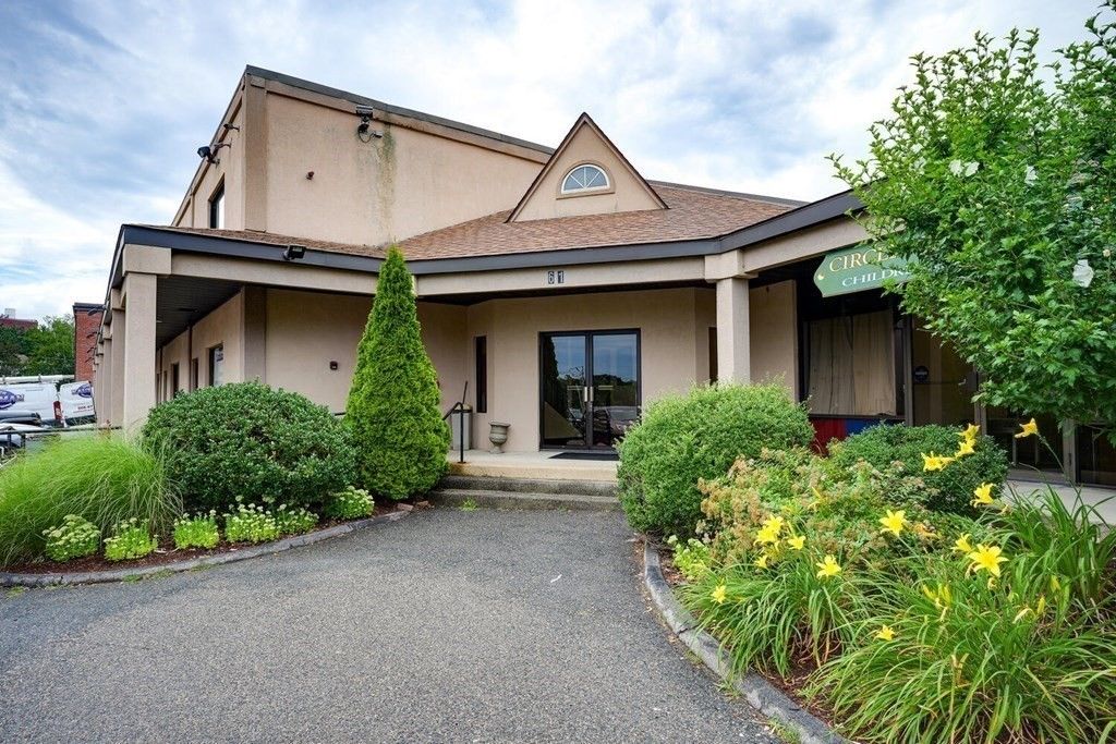 Exterior, Facade, Modern