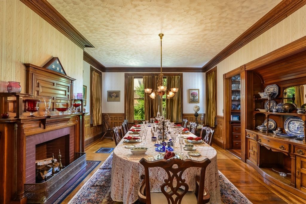 Chandelier, Dining room, Fireplace, Interior, Wood Texture Flooring