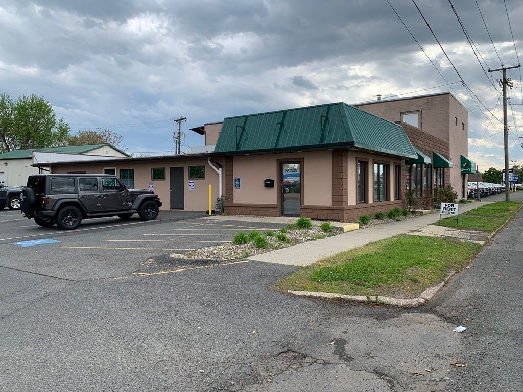 Exterior, Facade, Ranch