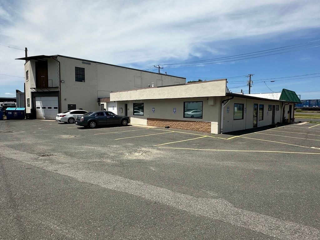 Attached, Exterior, Facade, Modern