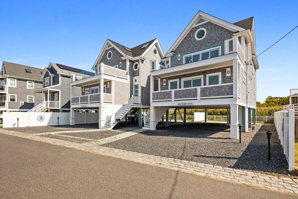 Attached, Exterior, Facade, Queen Anne Victorian