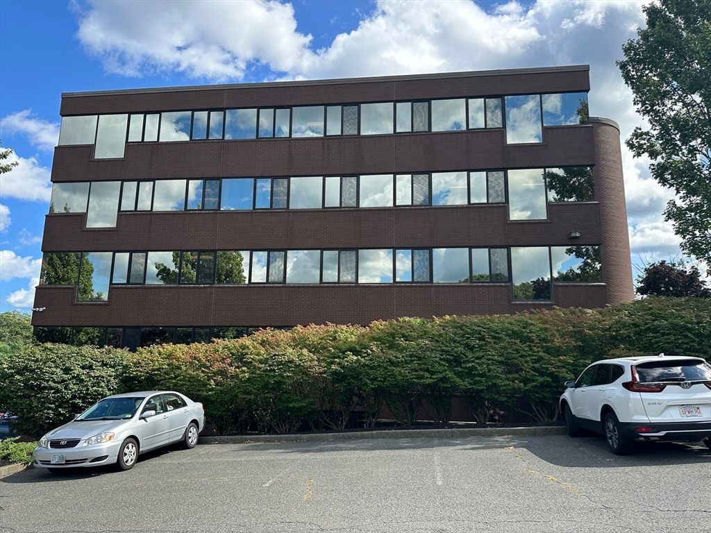 Exterior, Facade, Modern
