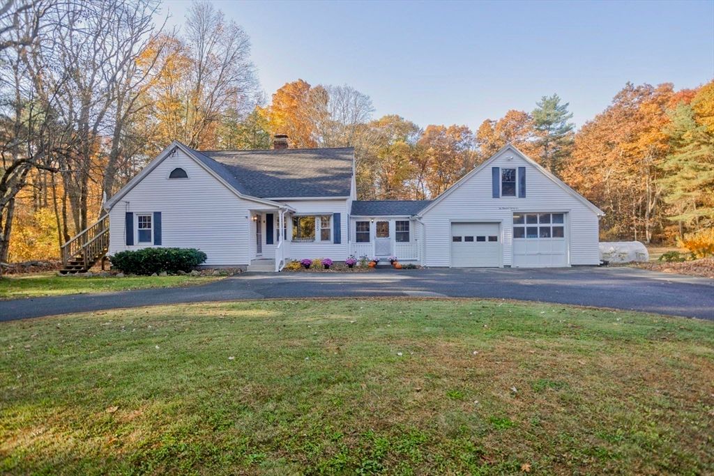 Attached, Exterior, Facade, Farmhouse