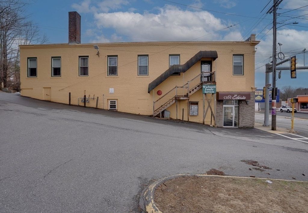 Exterior, Facade, Rowhouse