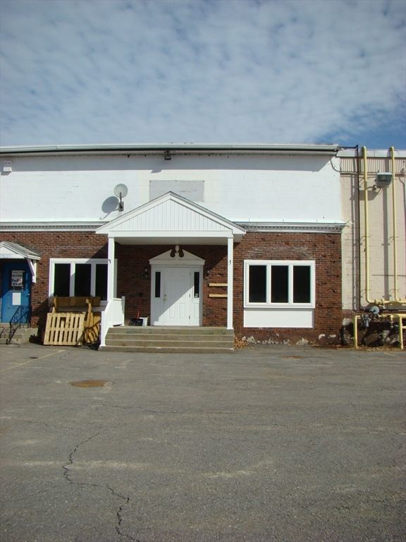 Exterior, Facade, Brick Facade, Ranch