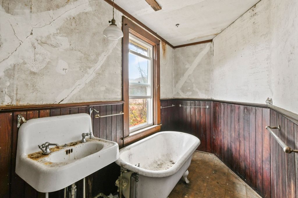 Bathroom, Free Standing Baths, Interior, Pendant Lights