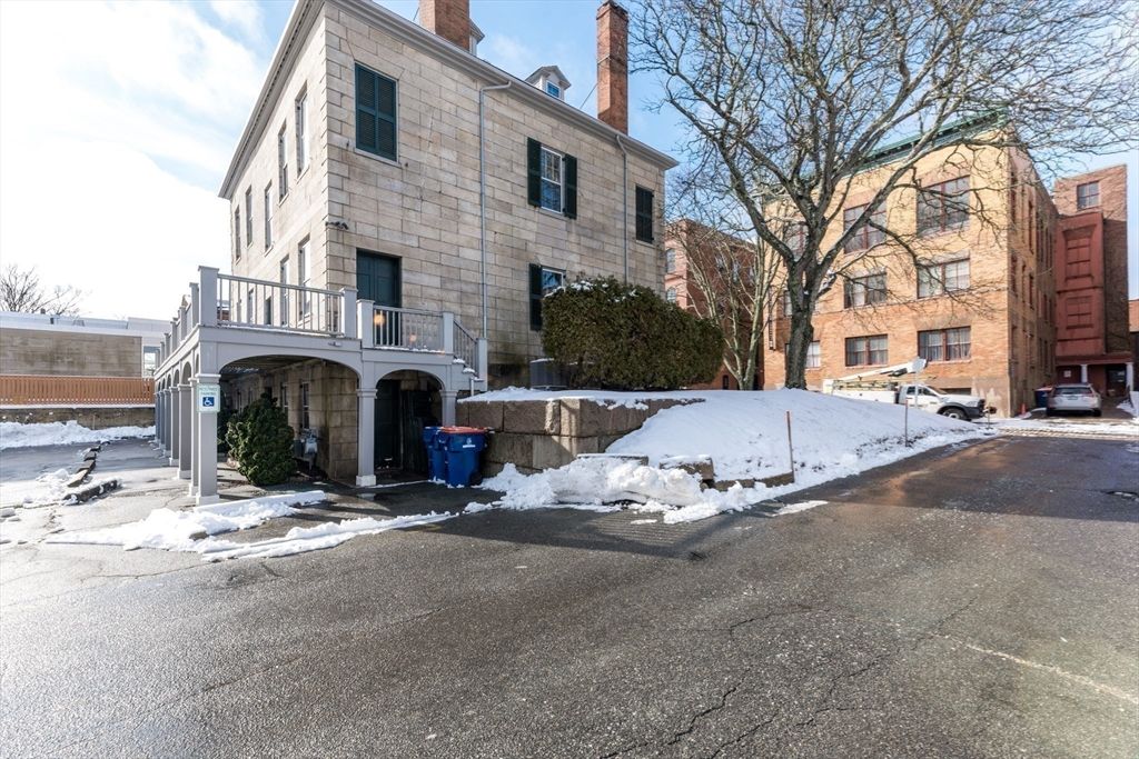 Exterior, Facade, Rowhouse