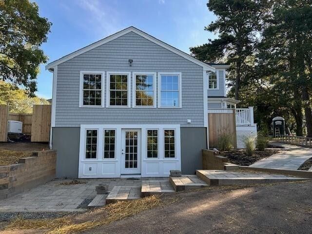 Exterior, Facade, Split Level